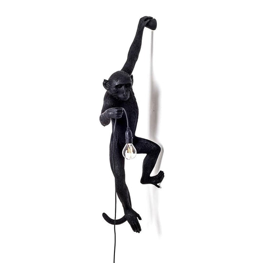 Explorez l'exotisme avec la lampe murale Singe agrippé de Seletti, une création captivante qui évoque la jungle dans votre intérieur ou en extérieur.