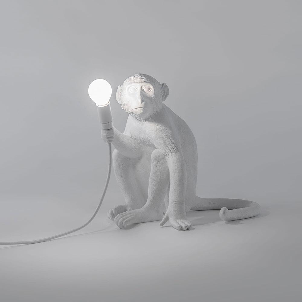 Transformez votre espace en un sanctuaire artistique avec la lampe de table Singe assis blanche de Seletti : une création unique qui marie l'esthétique contemporaine à l'inspiration naturelle.