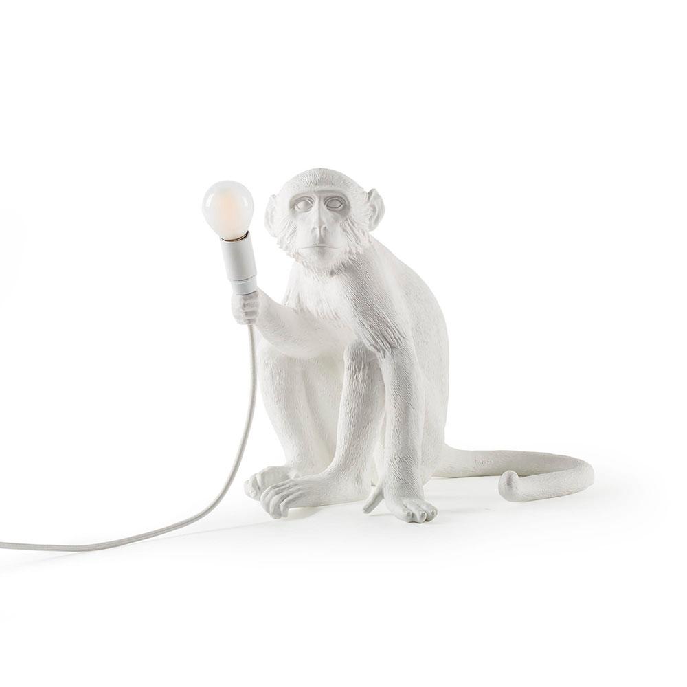 Plongez au cœur de la jungle avec la lampe de table Singe assis blanche de Seletti : une création unique inspirée de la nature et de l'élégance contemporaine.