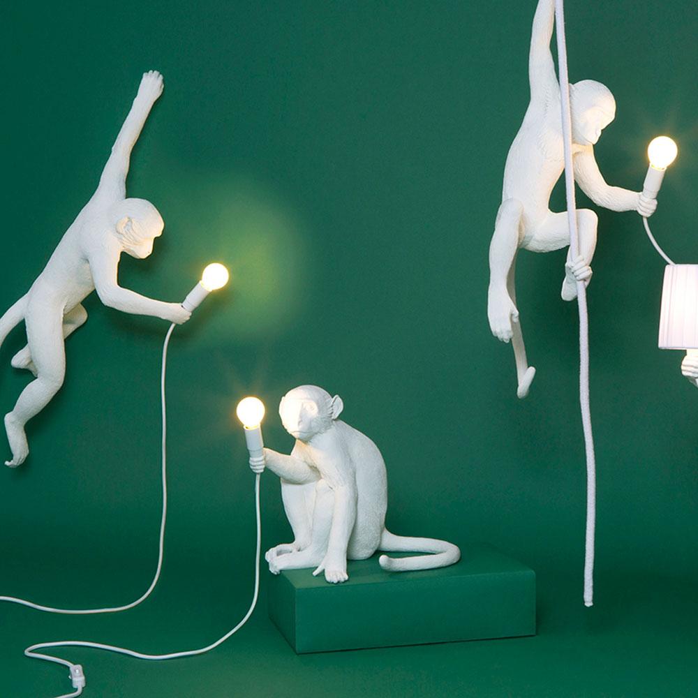 Explorez la jungle avec la lampe Singe assis noir de Seletti. Sa résine enduite d'une peinture waterproof en fait le choix parfait pour illuminer votre espace extérieur avec élégance.