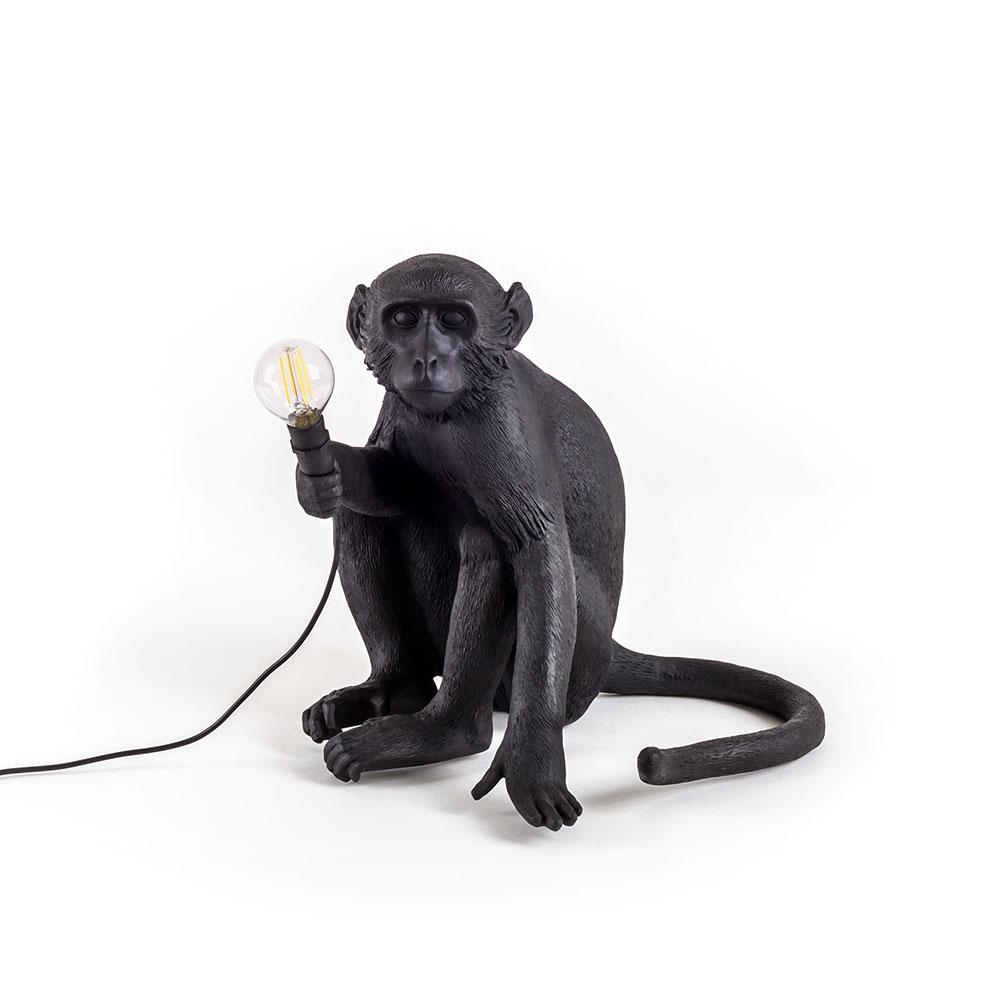 Découvrez l'aventure sauvage avec la lampe de table Singe assis noir de Seletti. Une création audacieuse inspirée de la jungle, idéale pour une touche d'originalité en extérieur.