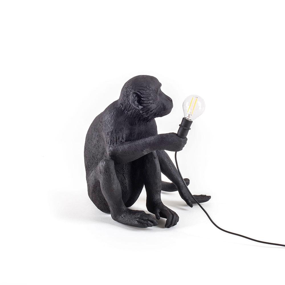 Laissez-vous séduire par l'aventure sauvage avec la lampe Singe assis noir de Seletti. Sculptée dans une résine résistante à l'eau, elle évoque l'esprit de la jungle, que ce soit à l'intérieur ou à l'extérieur.