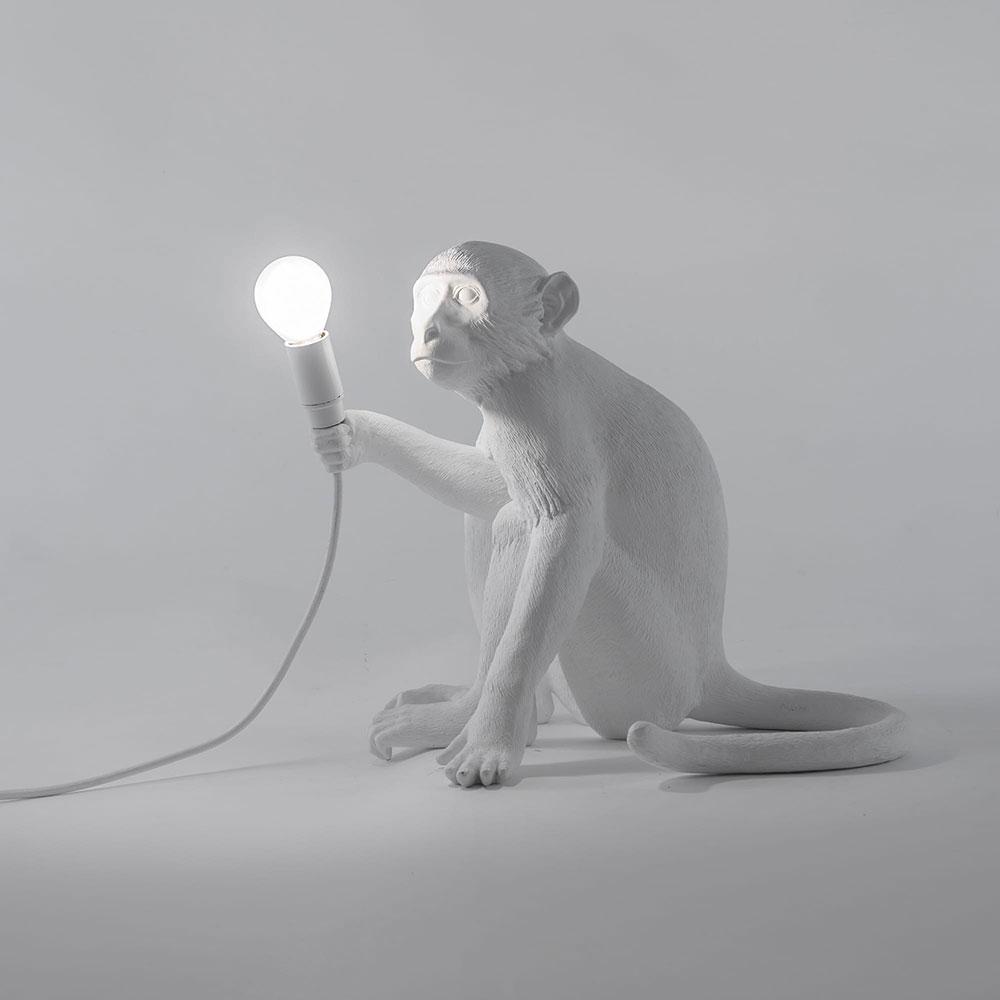 Invitez la jungle chez vous avec la lampe de table Singe assis blanche de Seletti : une pièce remarquable qui évoque l'esprit sauvage et la beauté tranquille de la nature.