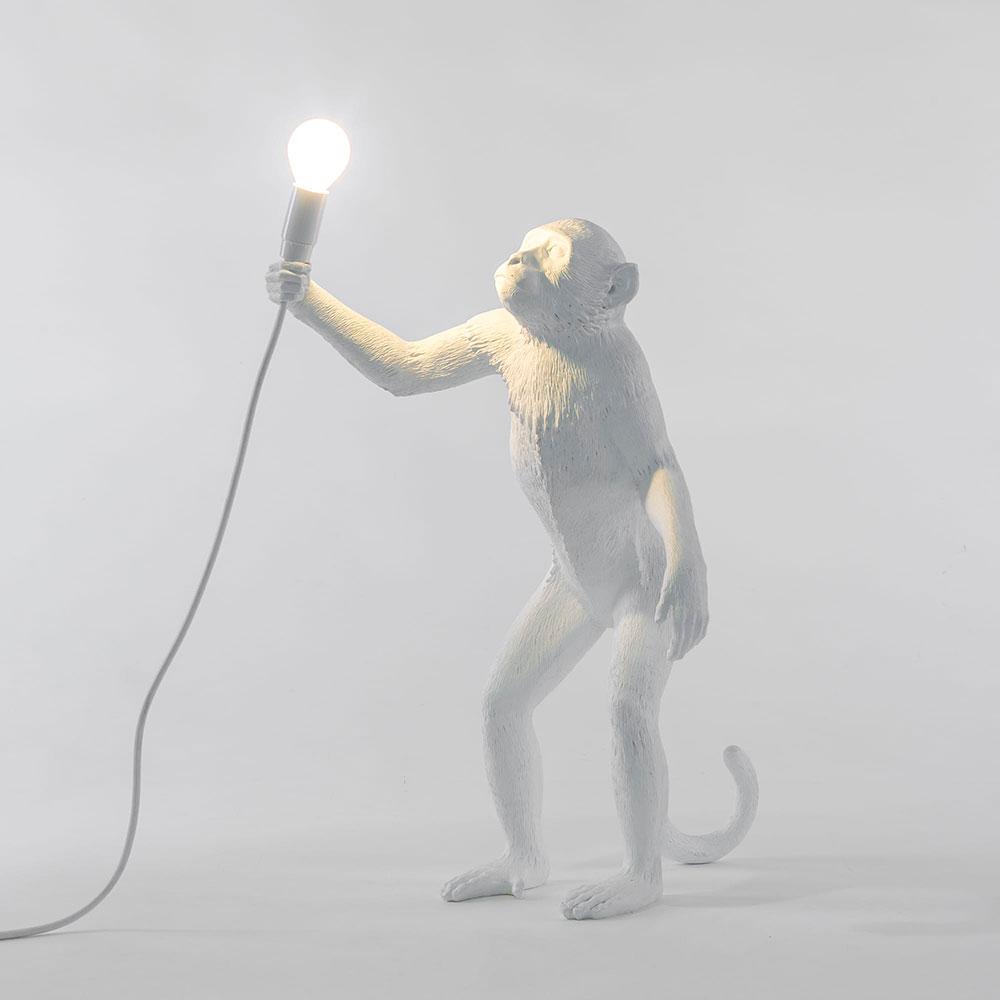 Révélez l'élégance naturelle de votre intérieur avec la lampe de table Monkey blanche de Seletti, une œuvre d'art fonctionnelle et envoûtante.