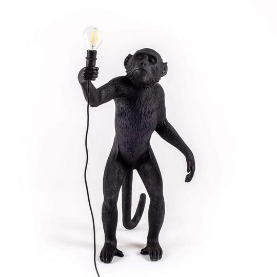 Plongez dans l'univers sauvage de la jungle avec la lampe de table Singe debout noire de Seletti, une création audacieuse qui défie les conventions.