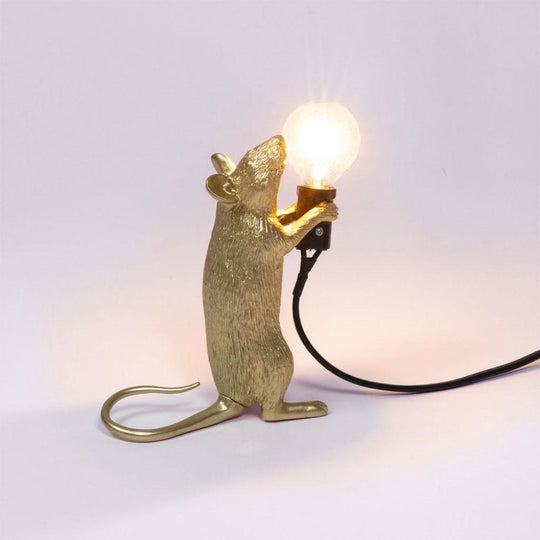 Laissez-vous charmer par la lampe de table souris de Seletti : une pièce décalée qui apporte une touche d'originalité à votre décoration.