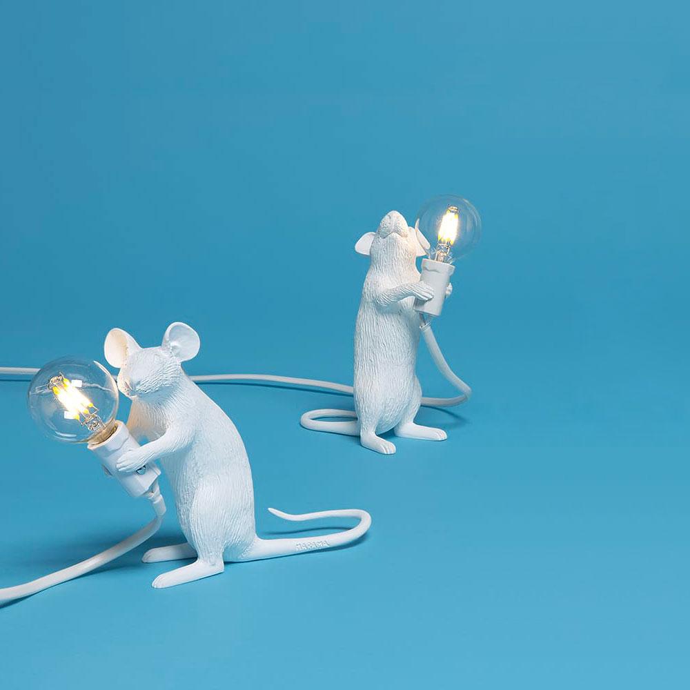 Égayez votre décor avec la lampe de table souris debout de Seletti, une création pleine de caractère conçue pour susciter des sourires et des conversations.