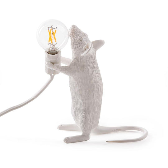 Seletti Souris debout, lampe de table en forme de souris, en résine, blancIlluminez votre intérieur avec la souris debout de Seletti : une création ludique et surprenante qui captive l'imagination. Blanc.