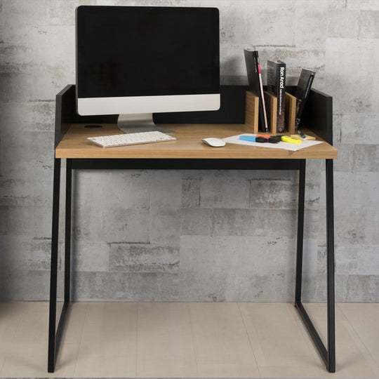 Idéal pour les petits espaces, Volga de TemaHome est un bureau compact, pratique et tout simplement superbe. Avec ses rangements bien pensés et ses contrastes, cette pièce au format facile mais au style racé saura réveiller n'importe quel espace de travail.