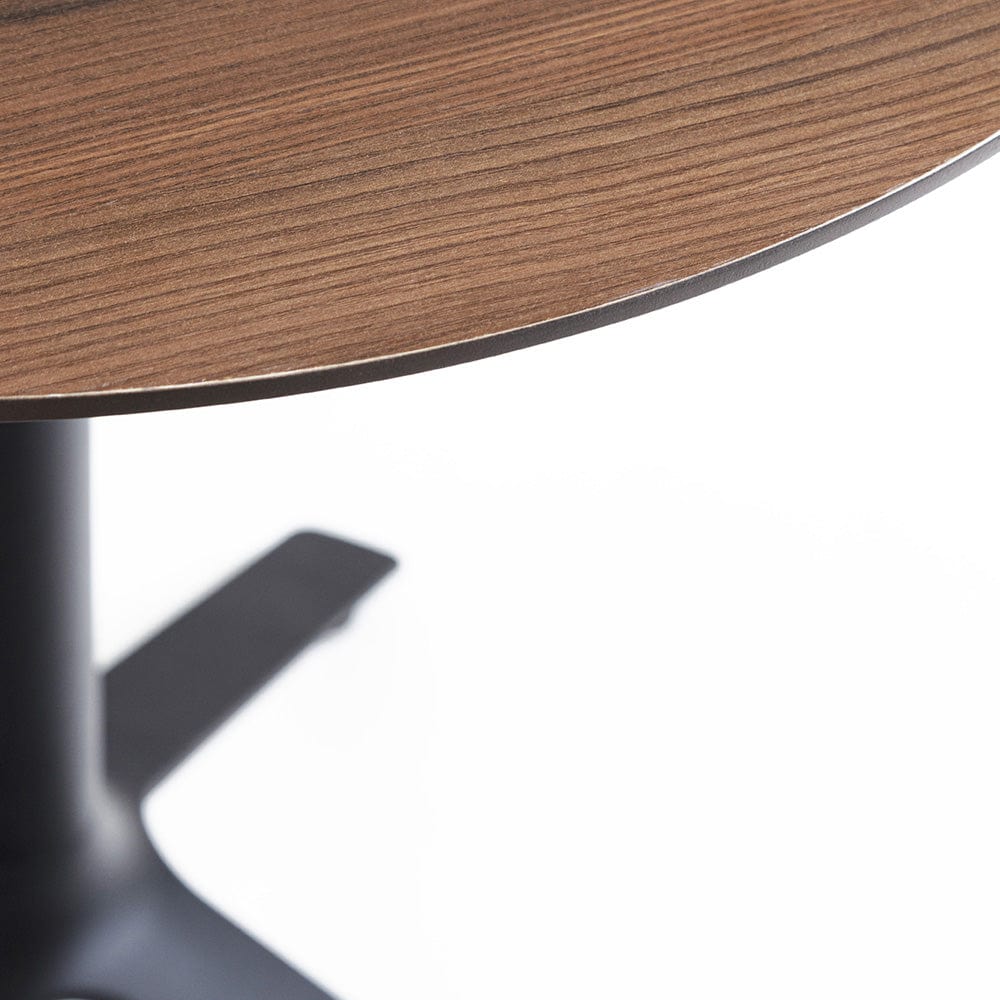 Eex par TOOU Design présente une collection de tables de collectivité qui ont également une certaine vocation pour les contextes domestiques, avec des plateaux carrés ou ronds adaptés à différents usages