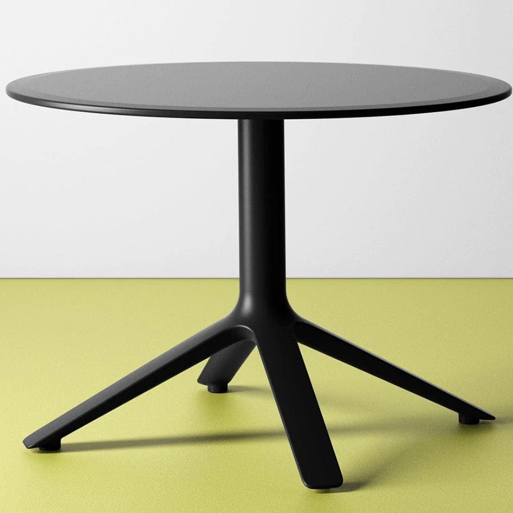 Eex par TOOU Design présente une collection de tables de collectivité qui ont également une certaine vocation pour les contextes domestiques, avec des plateaux carrés ou ronds adaptés à différents usages