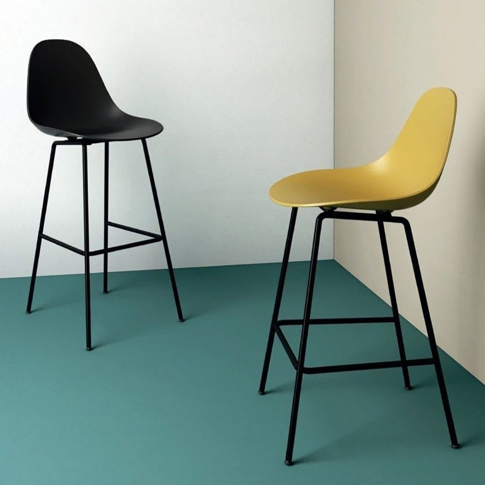 TA est un tabouret de comptoir d'intérieur, d'une hauteur d'assise de 26" avec un design s'inspirant du style des années 50 mais avec une touche de contemporanéité absolue. La gamme de couleurs proposée reflète un goût contemporain.