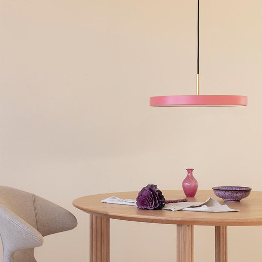 Visez les étoiles avec la lampe suspendue Asteria de la compagnie Umage. Né au carrefour du design, de la technologie et de l'artisanat, cette lampe Umage incorpore des lumières LED intégrées dans une forme épurée et minimaliste