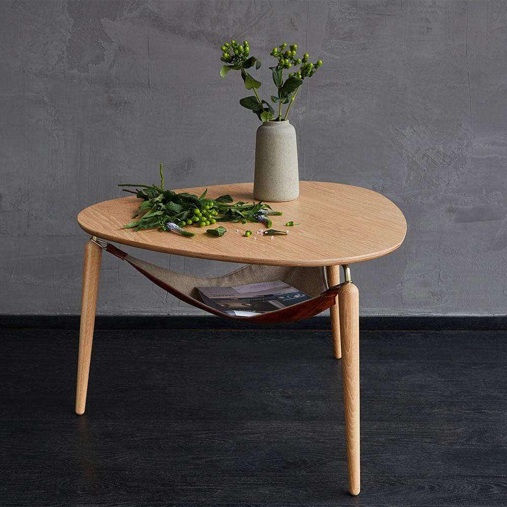 Avec sa forme organique minimale, ainsi que la combinaison de bois et de fins détails métalliques, la table basse Hang Out d’Umage a une expression scandinave classique. De minces pieds gracieux fixés à un support en métal et un plateau de table arrondi